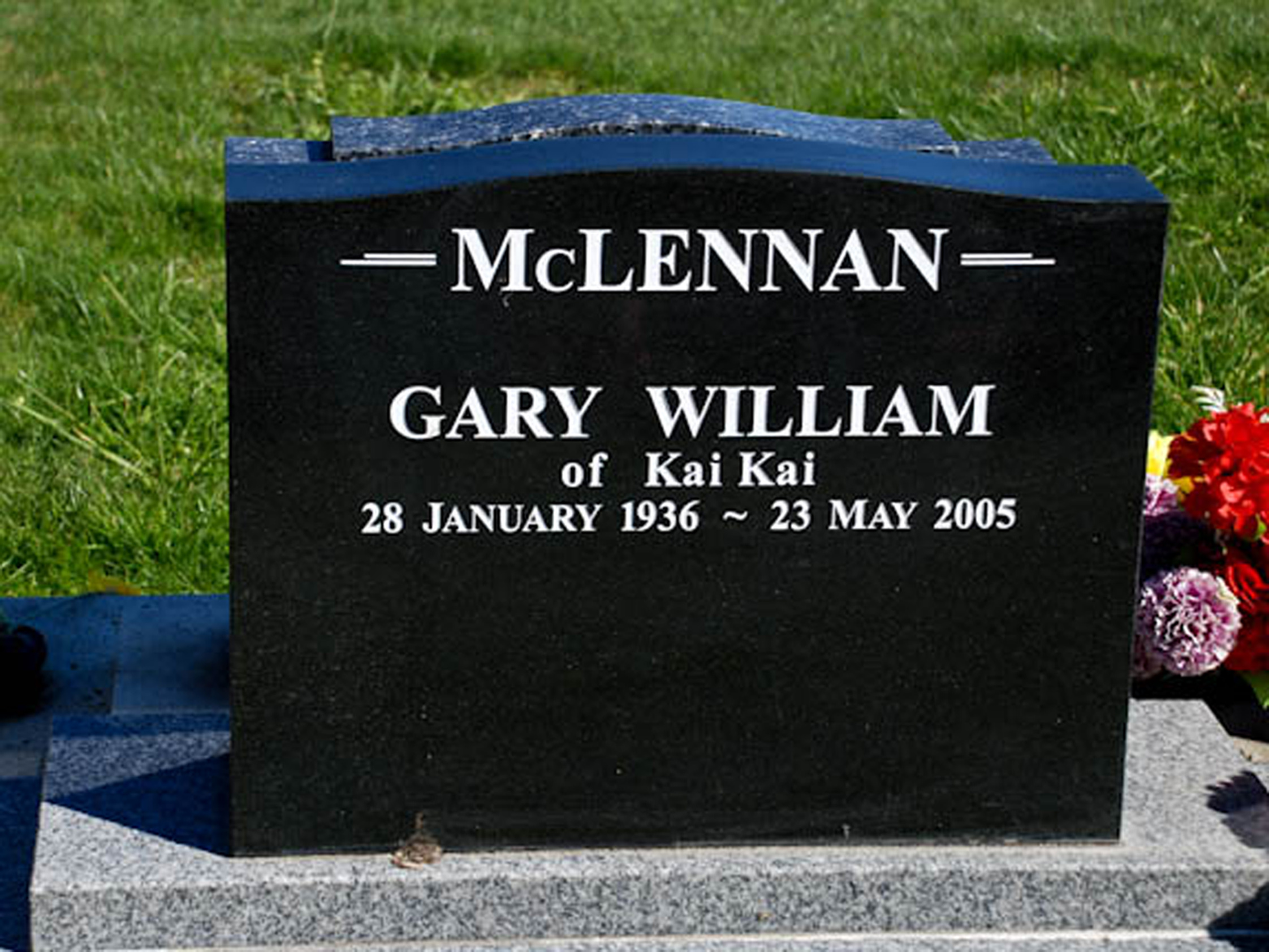 Photo of headstones/Gary William McLennan died 2005 MI The Avenue Cemetery, Levin